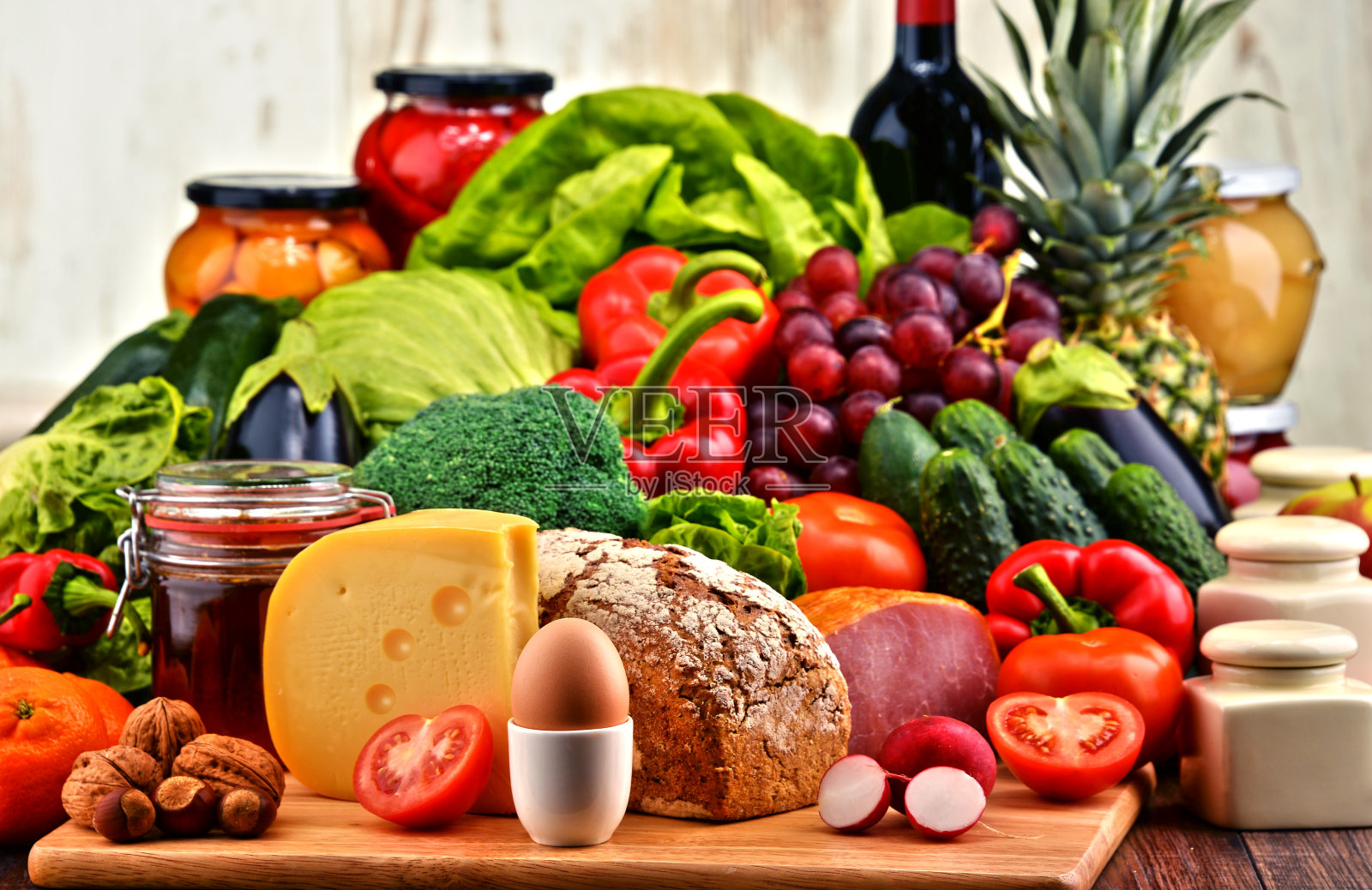 有机食品包括蔬菜、水果、面包、乳制品和肉类照片摄影
